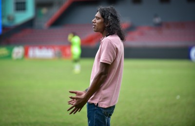 ޔޫވީ މި އޮތީ ހިމަ ނަރެއްގެ މަތީގައި: ނަޒީހު