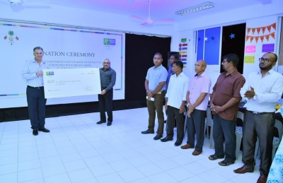 ގުރައިދޫ މަރުކަޒަށް ހޮލިޑޭ އިން ރިސޯޓުގެ ބޮޑު އެހީއެއް