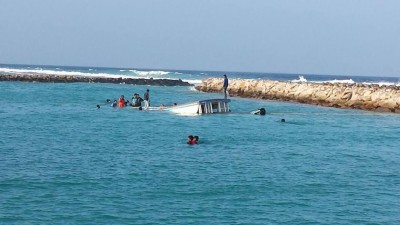 ނޮޅިވަރަމް ބަނދަރުގެ ބޭރު ތޮށިގަނޑުގައި ޖެހި ފެރީއް އަޑިއަށް ހިނގައްޖެ