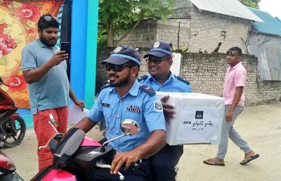 ނުހުއްޓުވުނު ޕްރައިމަރީ، ސިޔާސީ ބޮމެއް