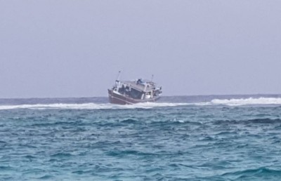 ހއ. އަތޮޅު ފަރަކަށް އެރި ބޯޓެއްގައި ރޯކޮށްލައި މީހުން ކަނޑަށް ފުންމާލައިފި