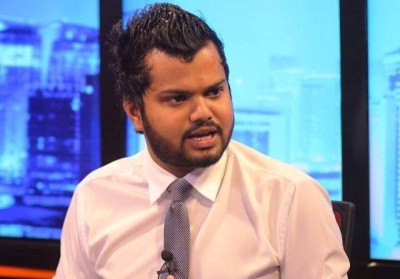 އަދީބުގެ ފޮޓޯއެއް ނަގައިގެން ނޫސްވެރިއަކު ހައްޔަރުކޮށްފި