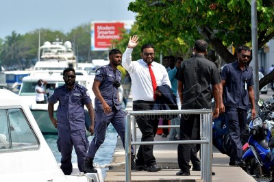 އަޅުގަނޑު ނިދަނީ އައްޓެއްގެ މަތީގައި: އަދީބު