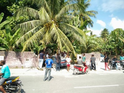 މަރަދޫގައި ބާރު ސްޕީޑްގައި ދުއްވާފައި ދިޔަ ކާރެއް ގެއެއްގެ ފާރަކަށް އަރައިފި