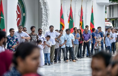 ރައީސްއާ އީދު ސަލާމް ކުރަން ގިނަ އަދަދެއްގެ ބަޔަކު ހިނގައްޖެ