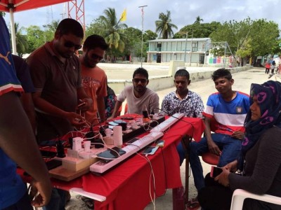 ތިނަދޫ ރައްޔިތުންގެ ފޯނުތައް ޗާޖްކޮށްދީ ފެން ބަހަން ދިރާގުން ނުކުމެއްޖެ