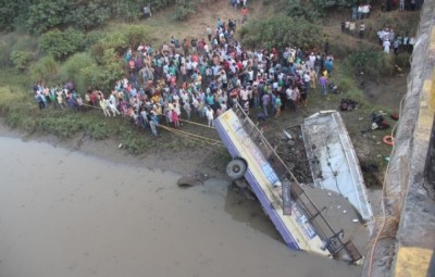 އިންޑިއާގައި ބުރިޖެއް މަތިން ދިޔަ ބަހެއް ކޯރަކަށް ވެއްޓި 37 މީހަކު މަރުވެއްޖެ