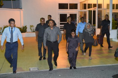 ރައީސްގެ ދެކަނބަލުން ގެންދަވަނީ މާލީ ބަޔާން ހުށަހަޅުއްވައި ޓެކްސް ދައްކަވަމުން: ތަރުޖަމާން