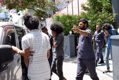 މުލީއާގޭ ކައިރީގައި ބޮން ގޮއްވަން އުޅުނު ކަމަށް ބެލެވޭ ހަތަރު މީހުން ޖަލުގައި ބަންދުކުރުމަށް އަމުރުކޮށްފި