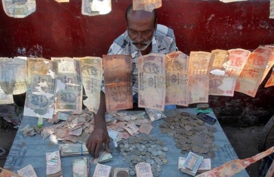 އިންޑިއާ ފައިސާގެ އަގު ރެކޯޑް މިންވަރަކަށް ދަށަށް