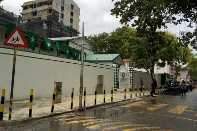 ޓީޗަރަކު ދަރިވަރުންތަކަކާ ބަދުއަޚުލާގީ އަމަލު ހިންގަން އުޅުނު މައްސަލައެއް ފެންމަތިވެއްޖެ