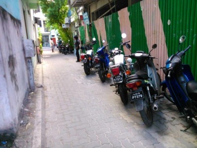 އިމާރާތެއްގެ މަތިން ވެއްޓުނު ދަގަނޑު ބުރިއަކުން ޖެހި ބިދޭސީއަކު ޒަހަމްވެއްޖެ