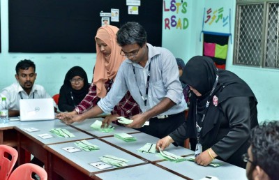 ވޯޓުލާ މަރުކަޒުތަކަށް އޮފިޝަލުން ހޯދަނީ