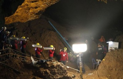 ހޮހަޅައިގައި ކުދިން ތިބި ތަނާ ޑައިވަރުން ކައިިރި ވަނީ