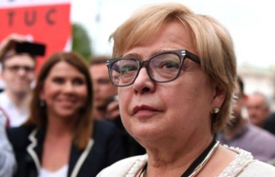 ޕޮލެންޑުގެ އުއްތަމަ ފަނޑިޔާރުގެ މަގާމު ގެއްލޭ ގާނޫނާ އޭނާ ދެކޮޅު ހަދައިފި