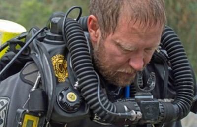 ކުދިންނާ އެކު ހޮހަޅައިގައި ހޭދަކުރި ޑޮކްޓަރު: ނަމޫނާ ބަތަލެއް