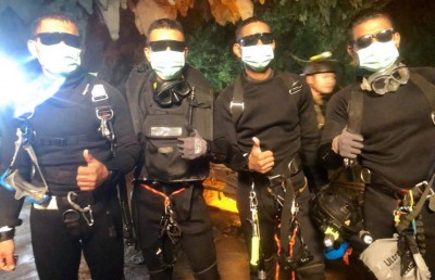 ކުދިންނާ އެކު ހޮހަޅައިގައި ހޭދަކުރި ޑޮކްޓަރު: ނަމޫނާ ބަތަލެއް