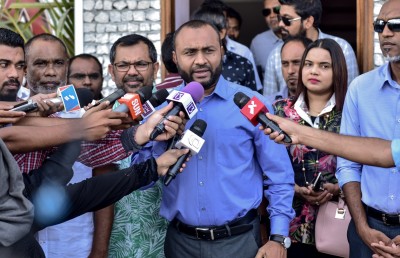 ވަޒީރުންނާއެކު ޑރ. ޝަހީމް މާލޭގެ ގެތަކަށް