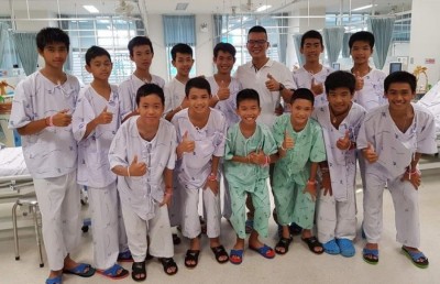 ހޮހަޅައިގައި ތިބި ކުދިން ވަނީ ފަސް މީޓަރަށް މަގެއް ކޮނެފައި