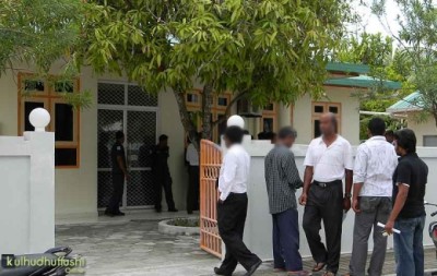 8 ފެބްރުއަރީގައި ފުލުހުންނަށް ހަމަލާދޭން އުޅުނު 8 މީހަކު 10،000 ރުފިޔާ އިން ޖޫރިމަނާކޮށްފި