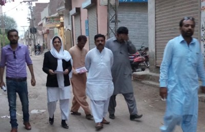 އަންހެން ކެންޑިޑޭޓް ސައިކަލްގައި ދޮރުން ދޮރަށް ކެމްޕޭން ކުރުމުގައި