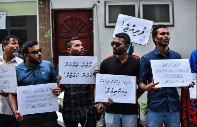 މިނިވަން އިންތިޚާބަކަށް ގޮވާލައި އިލެކްޝަންސް ކޮމިޝަން ކައިރީގައި މުޒާހަރާކޮށްފި