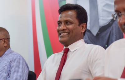 ބޮޑު ދަރަންޏެއް އޮއްވައި އުމަރުގެ ކުންފުނީގެ ހިއްސާ އަނބިދަރިންނަށް ބަދަލުކުރައްވައިފި