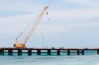 ބްރިޖު އަޅަން ހެދި ޕްލެޓްފޯމުގެ ބޮޑު ބައި ނަގައިފި