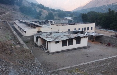 ޕާކިސްތާނުގައި އަންހެން ކުދިންގެ 12 ސްކޫލް އަންދާލައިފި