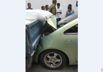 މާލޭގައި ކާރަކާއި ޕިކަޕެއް ޖެހި އެކްސިޑެންޓެއް ހިނގައިފި