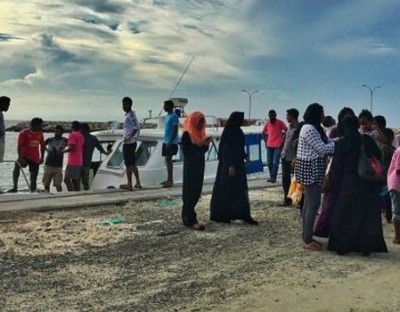 ކޫއްޑޫ އަށް ދަތުރުކުރަމުން ދިޔަ ފެރީއަކާއި ދޯންޏެއް އެކްސިޑެންޓްވެ ބަޔަކަށް އަނިޔާވެއްޖެ