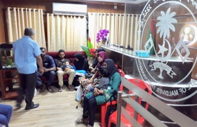 ކޮޗިންގައި ތާށިވެފައި ތިބި ދިވެހިން ސަރުކާރުން ޓްރިވެންޑްރަމަށް ގެންދަނީ