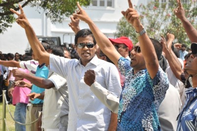 ޕީޕީއެމުން މުޒާހަރާ ކުރި އިރު އެއްވެ އުޅުމާ ބެހޭ ގާނޫނެއް ނެތް: އުމަރު
