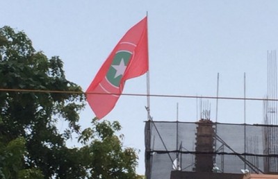 މާލޭގެ އިމާރާތެއްގައި ނެގި ޖޭޕީގެ ބޮޑު ދިދައެއް ފުލުހުން ބާލައިފި