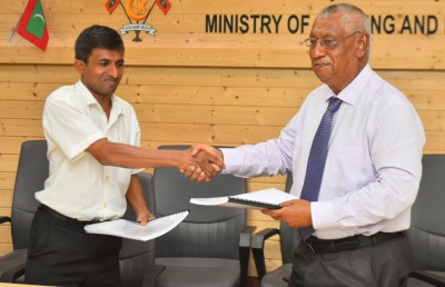 ތިން މަޝްރޫއެއްގައި ހައުސިން މިނިސްޓްރީން ސޮއިކޮށްފި