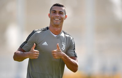 ރޮނާލްޑޯގެ އެދުމުގެ މަތިން ޕޯޗުގަލުން އޭނާ އަށް ޗުއްޓީ ދީފި