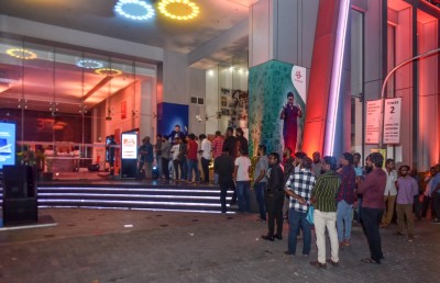 ގެލެކްސީ ނޯޓް 9 ގަންނަން ދިރާގުގެ ހެޑް އޮފީހުގައި ދިގު ކިޔޫއެއް ދަމާލައިފި