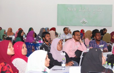 އިންތިހާބުގެ އޮފިޝަލުންނަށް ސިޔާސީ މީހުން ތިބުމުން ފާޑުކިޔުންތައް ގިނަވެއްޖެ