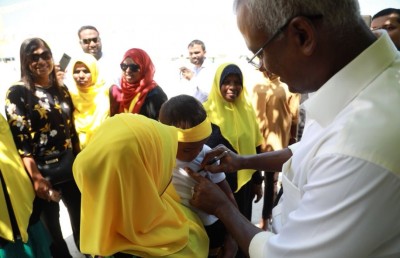 އިބޫ ލައްވައި ކުޑަކުއްޖާގެ މޭމަތީގަައި ކުރުވި ސޮއި