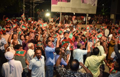 އިދިކޮޅު މުޒާހަރާއެއްގައި ބައިވެރިވި ކަމަށް ބުނެ ވަކިކުރި މީހަކަށް ބަދަލު ދޭން އަމުރުކޮށްފި