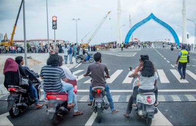 ބްރިޖުގައި ސައިކަލް ދުއްވާއިރު ހެލްމެޓް އަޅަން އިލްތިމާސްކޮށްފި