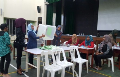 އިންތިހާބުގެ އޮފިޝަލެއްގެ ގޭގައި ވޯޓު ފޮށި ބެހެއްޓި ކަމަށް ބުނާ މައްސަލައެއް ބަލަނީ
