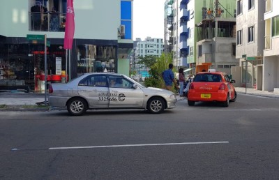 މާލޭގެ ޓެކްސީތަކުން ހުޅުމާލޭގެ ޓެކްސީ އުސޫލުތައް ފުނޑާލައިފި