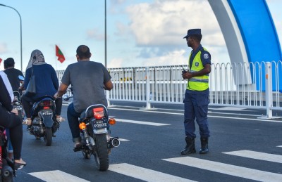 ބްރިޖުގައި ފޯނު ބޭނުން ކުރުން އާންމު ވެފައި، އެއީ މަނާކަމެއް!