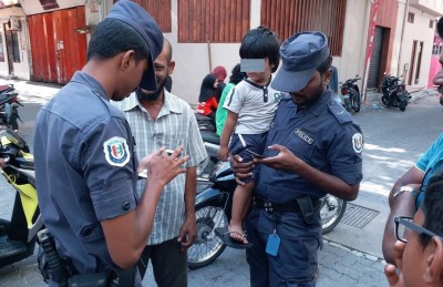 ދެ އަހަރު ކުއްޖަކު އެކަނި މަގުމަތީ އުޅެނިކޮށް ދެ ފަހަރު ފުލުހުންނާ ހަވާލުކޮށްފި