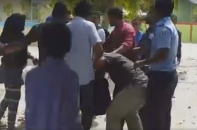 ފުލުހުންނަށް ހުރަސްއެޅިކަމުގެ ތުހުމަތުގައި ހިމަންދޫން ތިން މީހަކު ހައްޔަރުކޮށްފި
