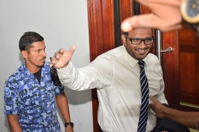 އަދީބުގެ ޝަރީޢަތުން ދެފުށް ނުފެންނަ ކަމަށް ޔޫކޭ ސަރުކާރުން ބުނެފި