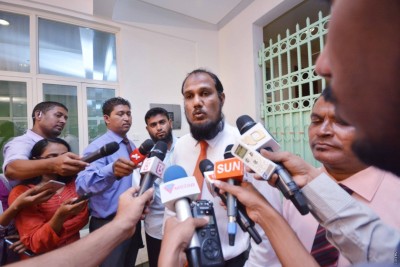 ޝަރުތަކާ ނުލައި ރައީސް ޔާމީނަށް ޕީޕީއެމްގެ ރިޔާސީ ޓިކެޓު ދޭންޖެހޭ: މައުރޫފް
