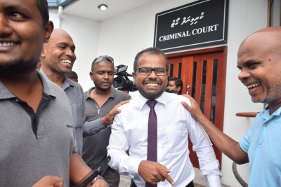 ދިފާއުގައި ފިޔާޒު ހުށަހެޅީ ހަތް ނޫސްވެރިއަކާއި ރާއްޖެ ޓީވީގެ ލައިވް ކަވަރޭޖް