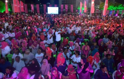 ސަޕޯޓަރުން ފެނި ނިހާން އުފަލުން ސަޖިދަ އަށް